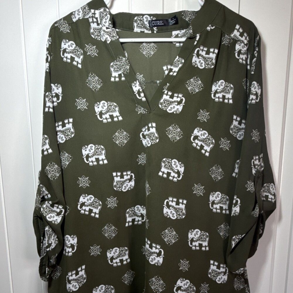 CURE. Green Elephant Print V-Neck 3/4 Roll Tab Sleeve Tunic Blouse Size L